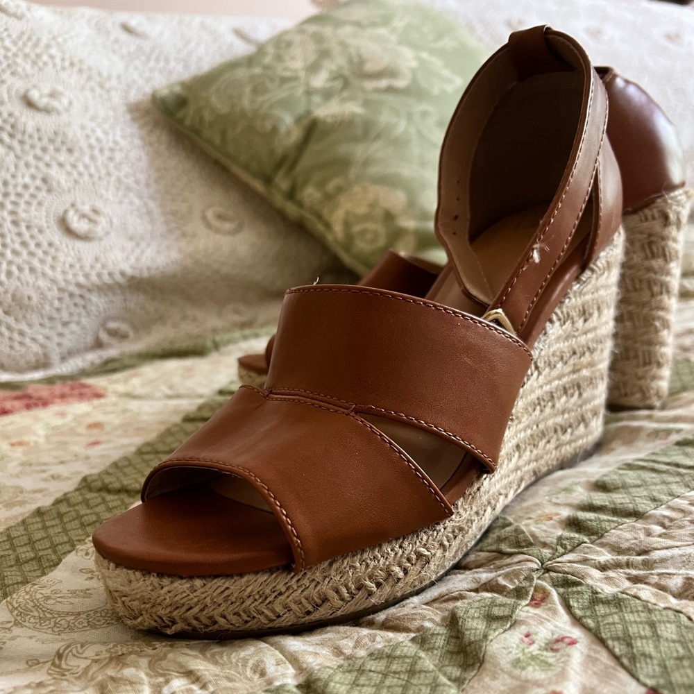 tan plat form espadrilles sandles size 8